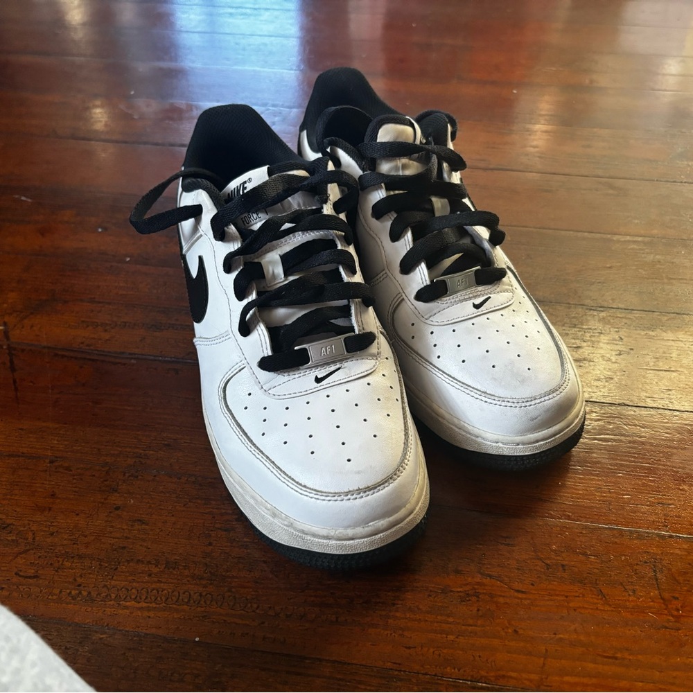 Nike Air Force 1 ‘06, black and white.